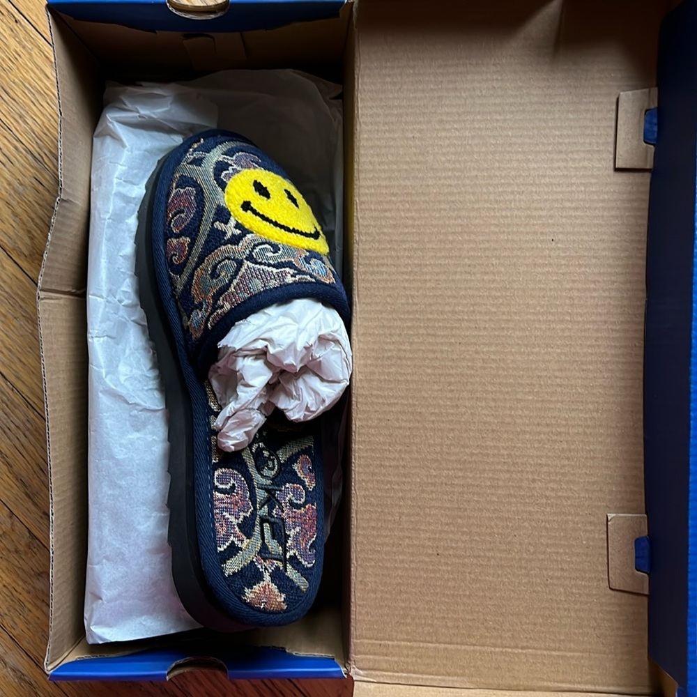 Market smiley upside down slippers size 9